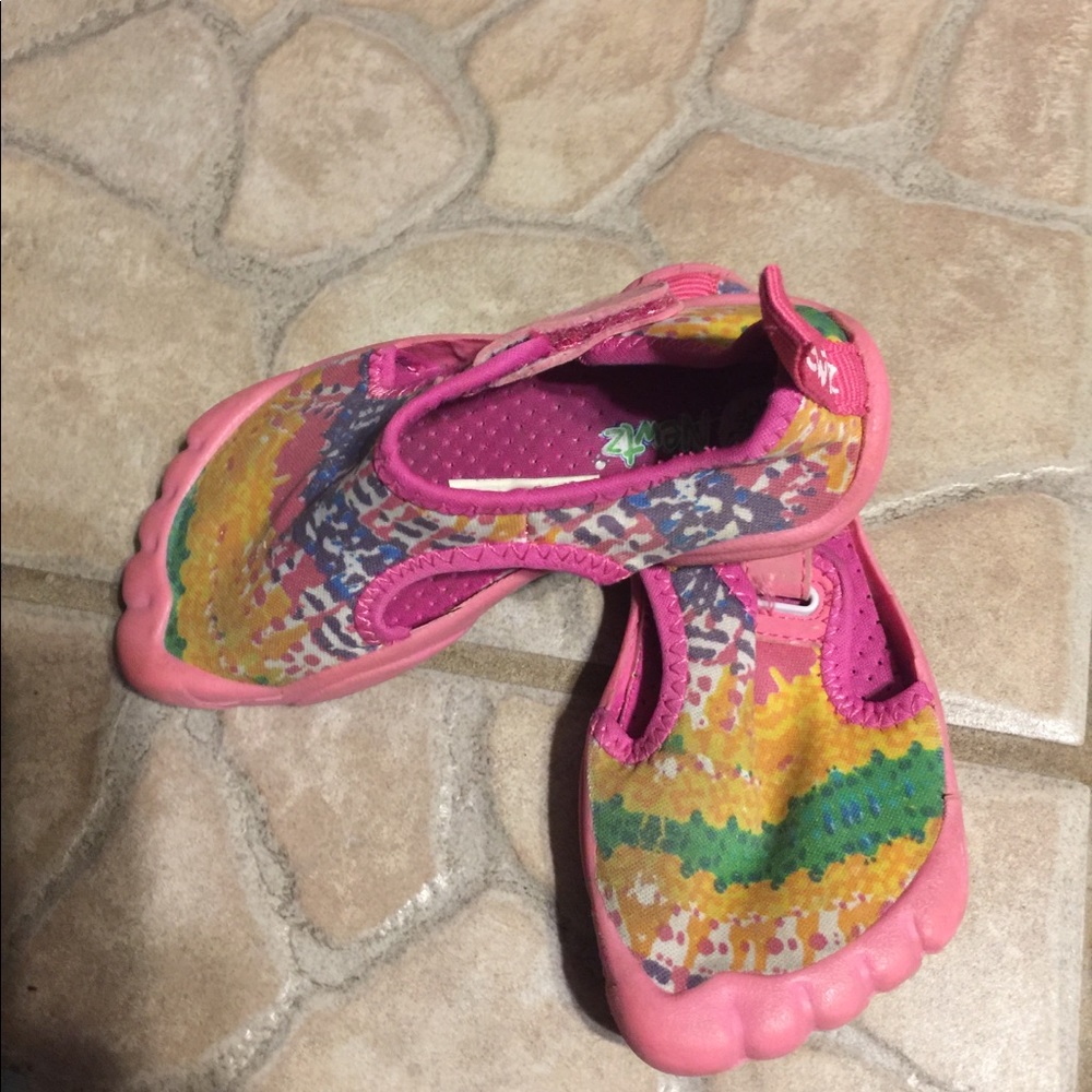 Girls Pink Newtz water shoes size 7/8